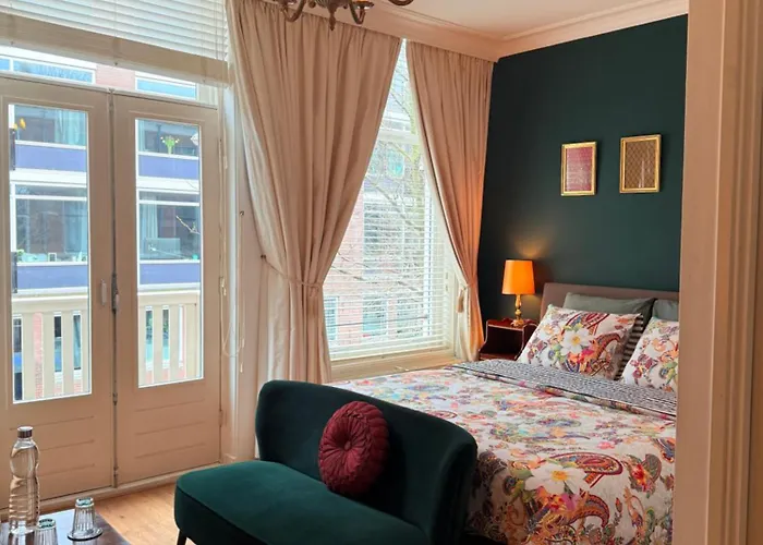 Comfortable Stylish In Centre Of - La Haye