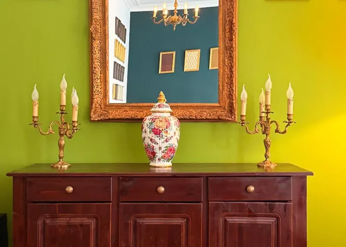 Comfortable Stylish In Centre Of -